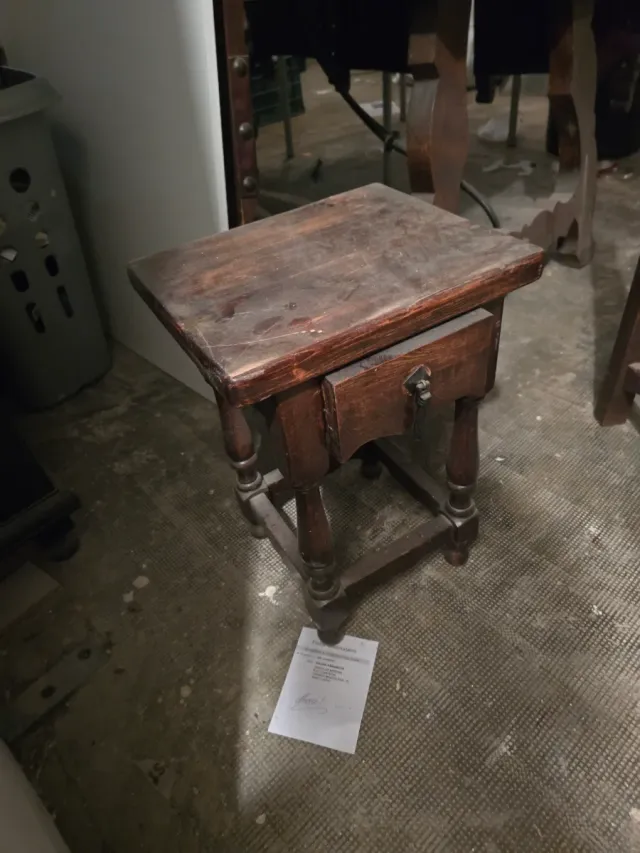 Taburete de madera con cajón