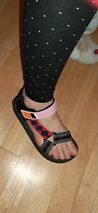 Sandalias negras y rosas