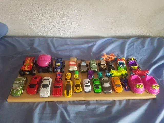 Coches de juguete y robot