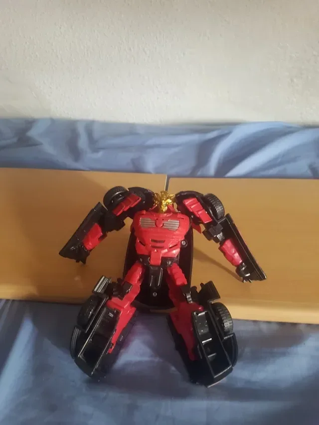 Coches de juguete y robot