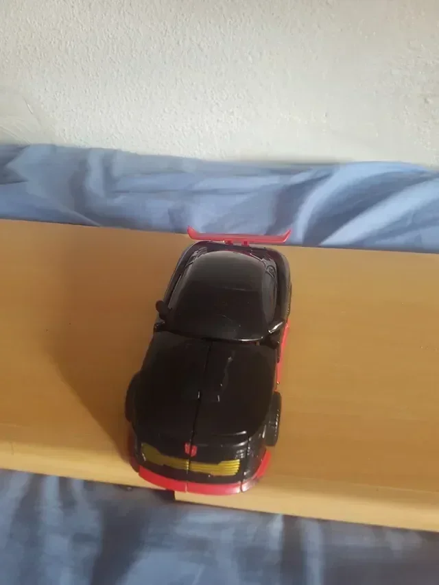 Coches de juguete y robot