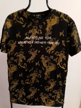 Camiseta Estampada Koi Negra y Dorada Talla M