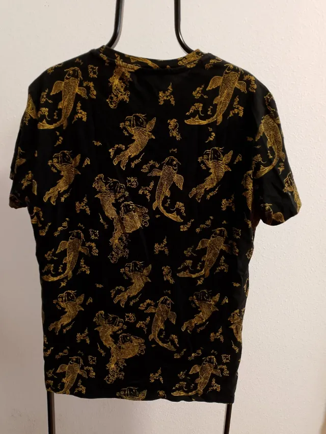 Camiseta Estampada Koi Negra y Dorada Talla M