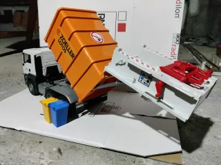 Camion ritiro rifiuti Bruder