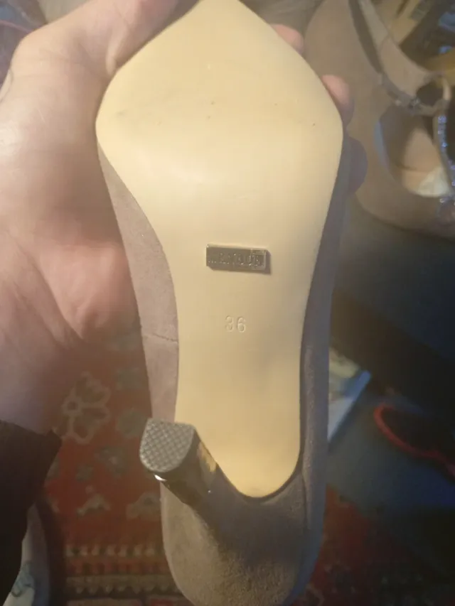 Tacones beige y negros