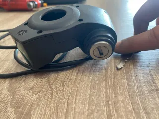 Bombín para patinete eléctrico con llave