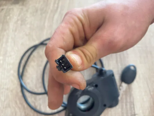 Bombín para patinete eléctrico con llave