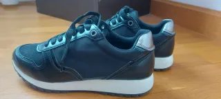 Zapatillas deportivas negras y plateadas