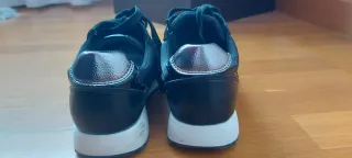 Zapatillas deportivas negras y plateadas