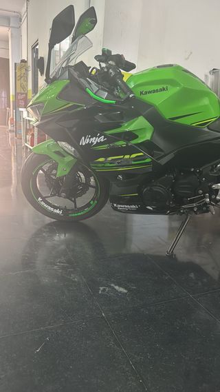 Moto Kawasaki Ninja Verde