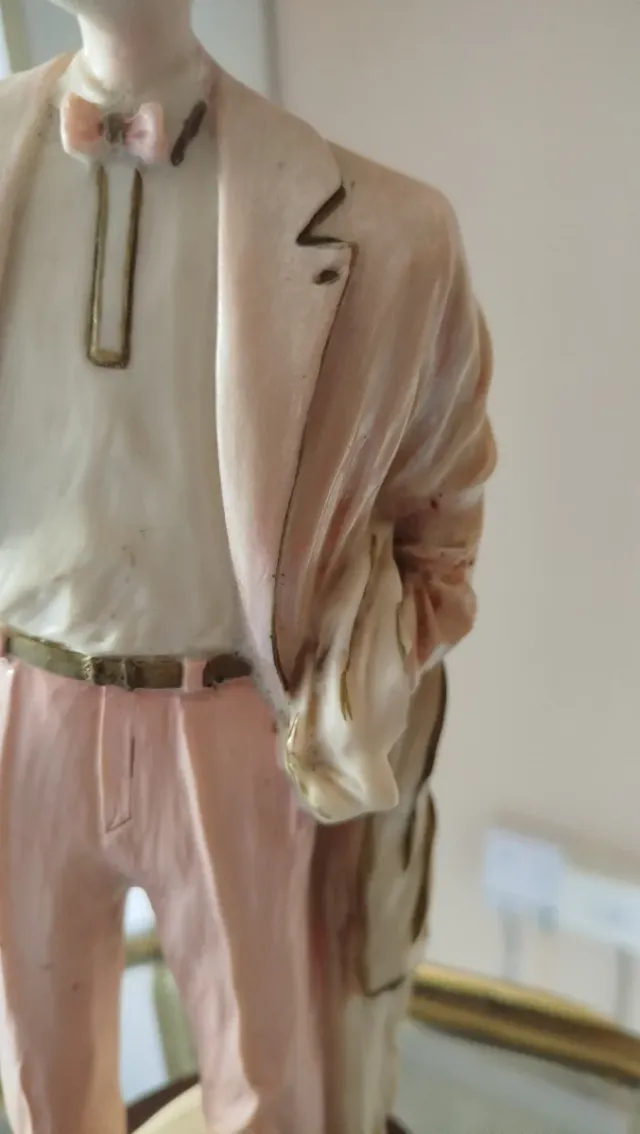 Statua vintage anni 80 uomo elegante