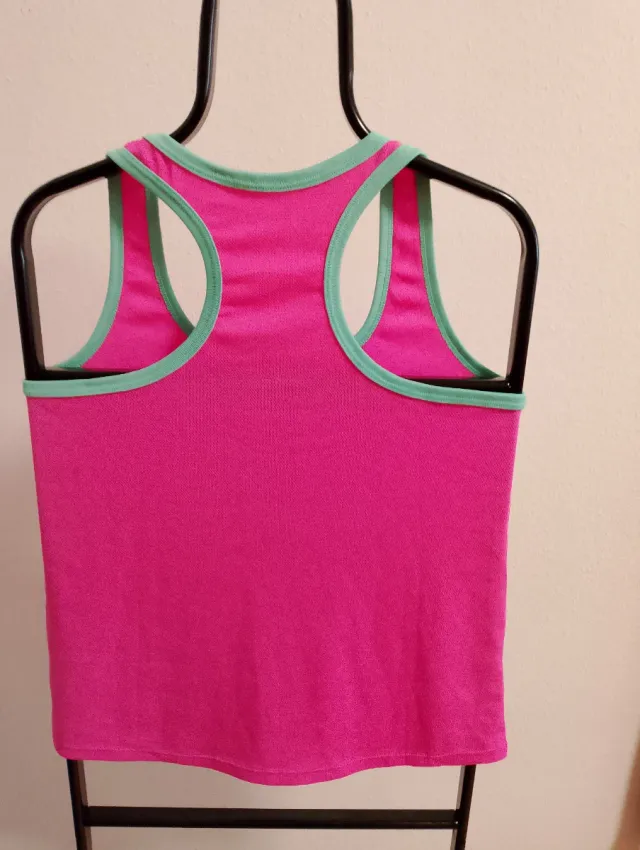 Camiseta deportiva rosa y verde
