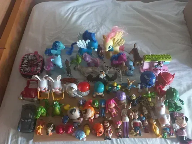 Lote de muñecos infantiles variados