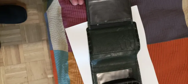 Portafoglio D&V in pelle nera con effetto coccodrillo