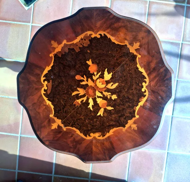 Tavolino in legno intarsiato