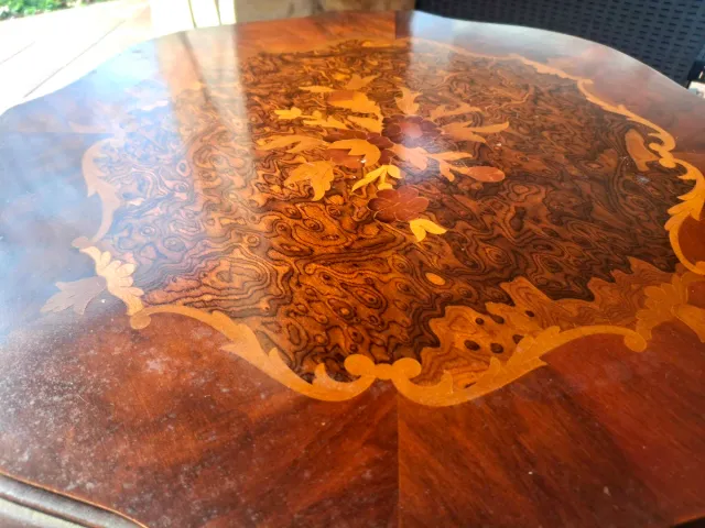 Tavolino in legno intarsiato