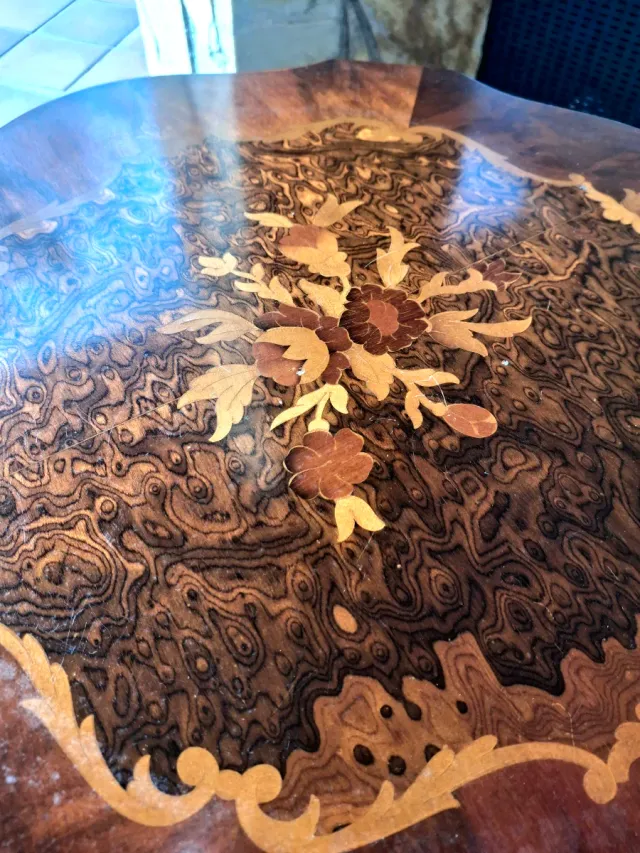 Tavolino in legno intarsiato