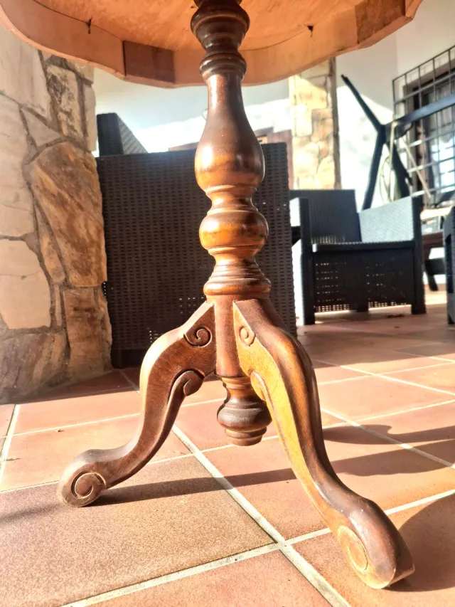 Tavolino in legno intarsiato