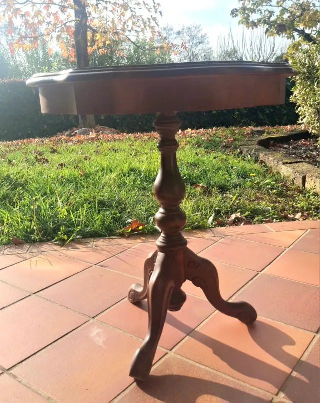 Tavolino in legno intarsiato