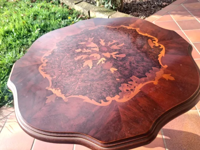 Tavolino in legno intarsiato