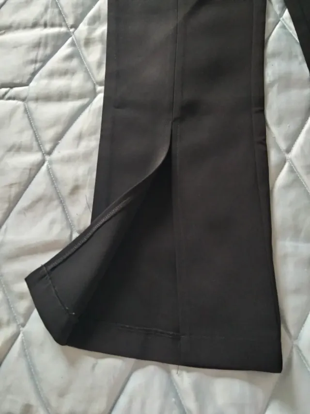 Pantalón negro de Sfera Basic.