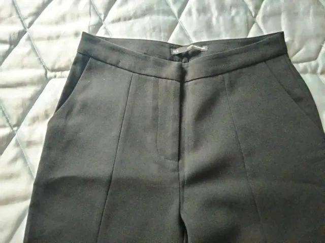 Pantalón negro de Sfera Basic.