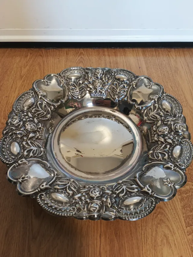 Fuente de alpaca decorada