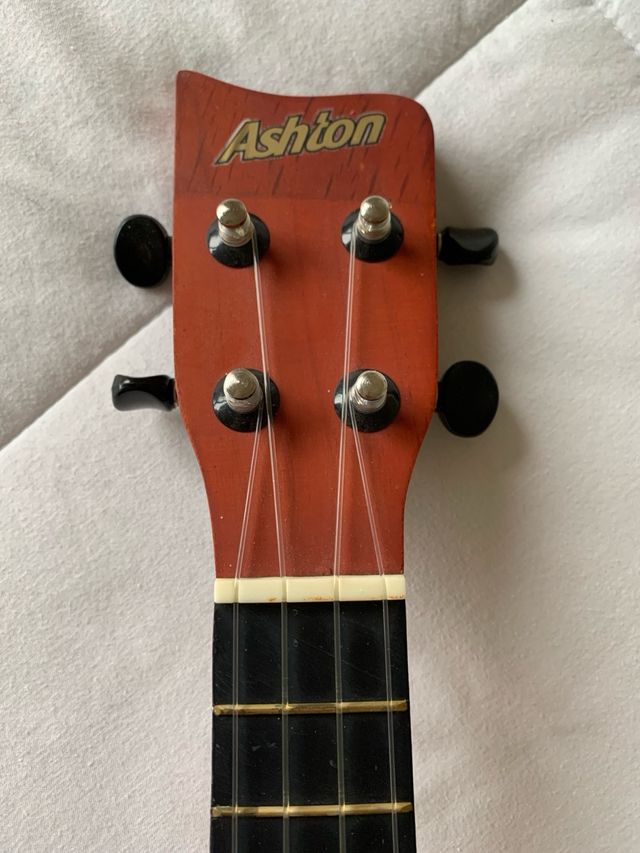 Ukelele Ashton Naranja