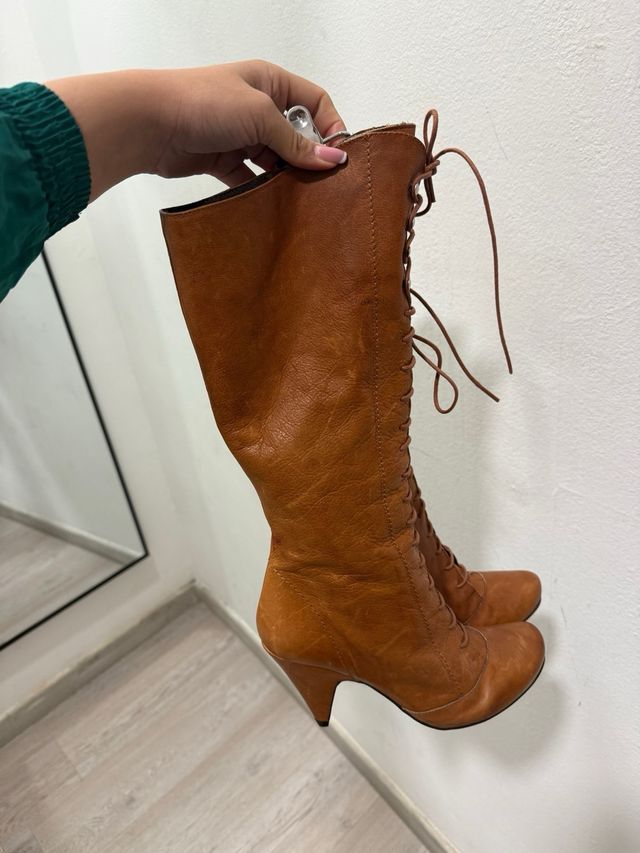 Botas de cuero con cordones marrones