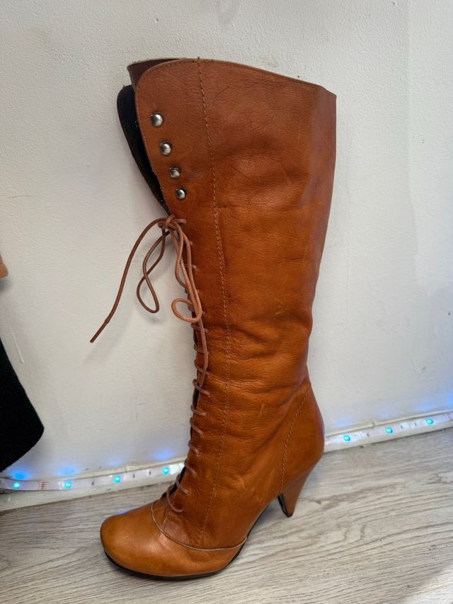 Botas de cuero con cordones marrones