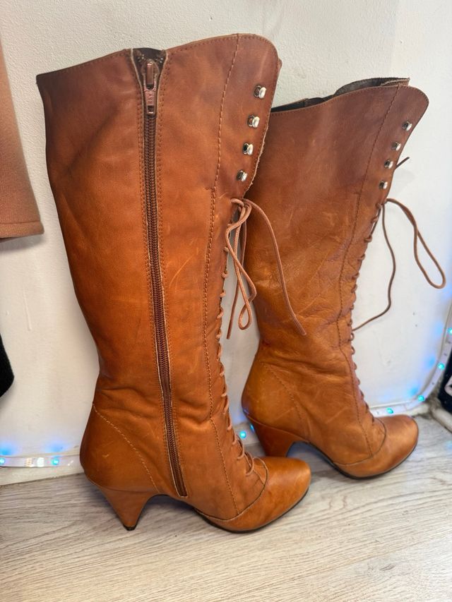 Botas de cuero con cordones marrones