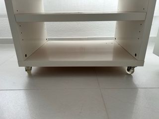 Mesa auxiliar blanca con ruedas. Oportunidad