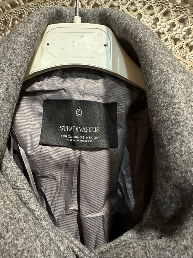 Abrigo largo gris con cinturón