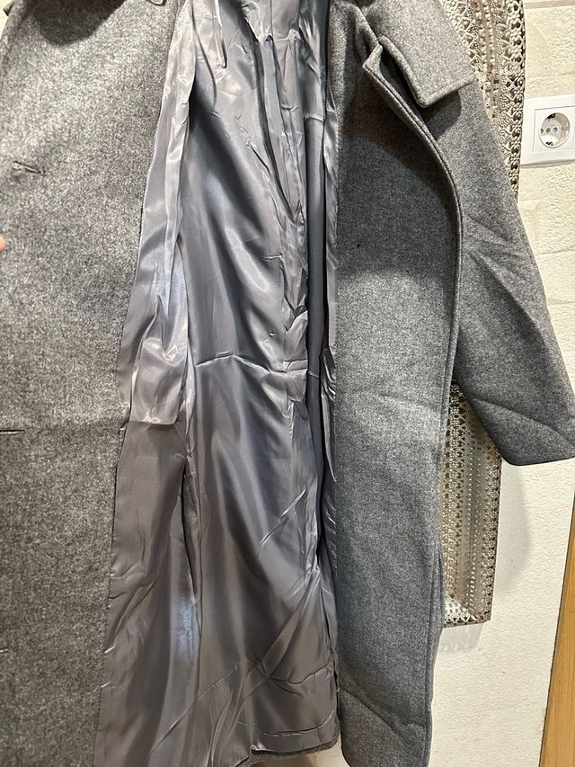 Abrigo largo gris con cinturón