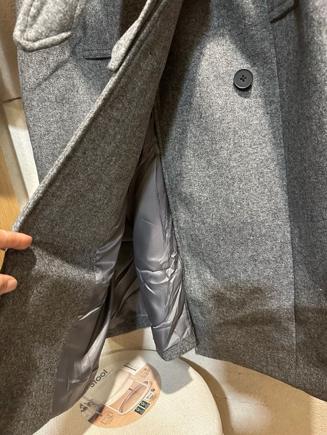 Abrigo largo gris con cinturón