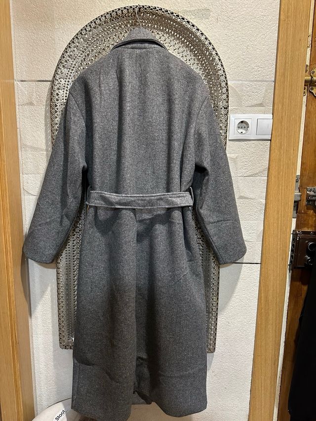 Abrigo largo gris con cinturón