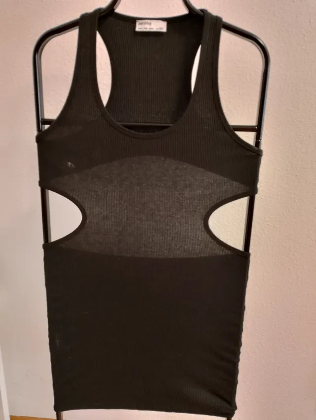 Vestido negro ajustado con cortes