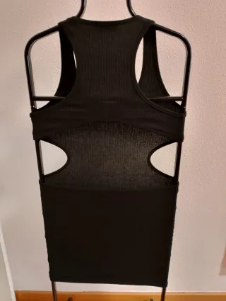 Vestido negro ajustado con cortes