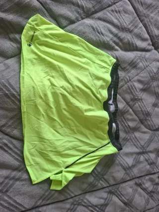 Faldas pantalones Artengo negra y flúor. marca S