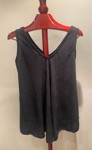 Camiseta tirantes negra texturizada