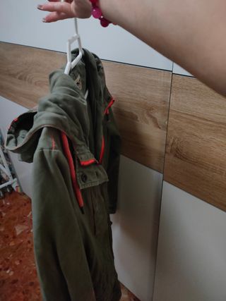 Chaqueta parka verde y naranja