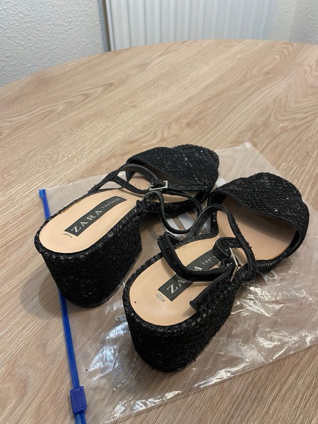 Zara tacones negros brillantes