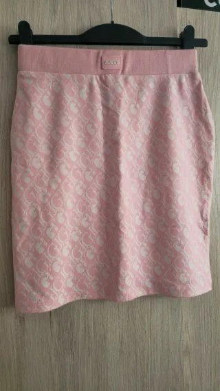 Falda Guess rosa y blanca con camiseta