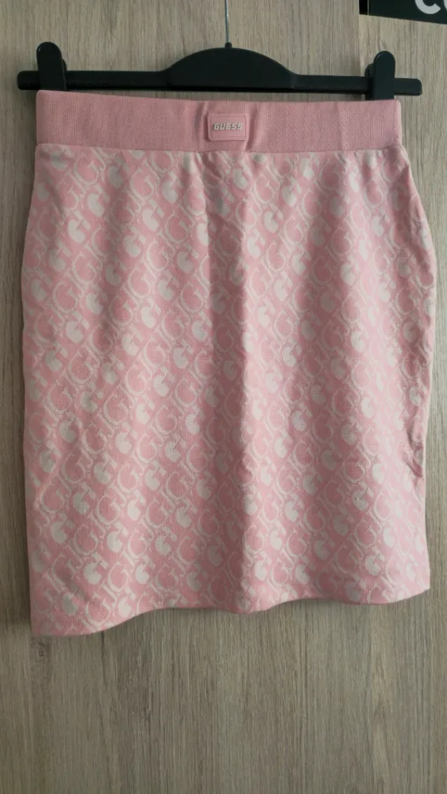 Falda Guess rosa y blanca con camiseta