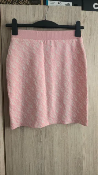 Falda Guess rosa y blanca con camiseta