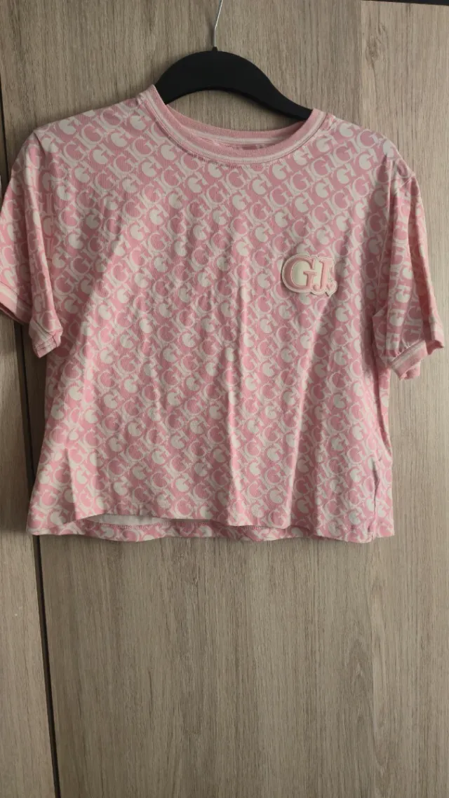 Falda Guess rosa y blanca con camiseta