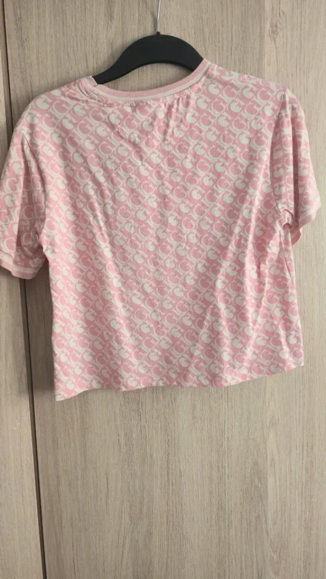 Falda Guess rosa y blanca con camiseta