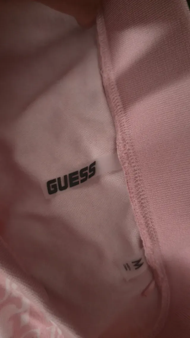 Falda Guess rosa y blanca con camiseta