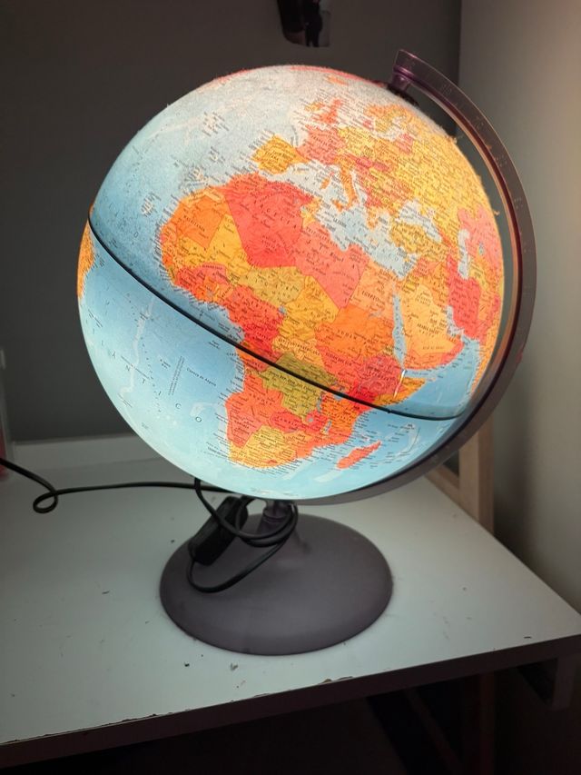 Globo terráqueo iluminado