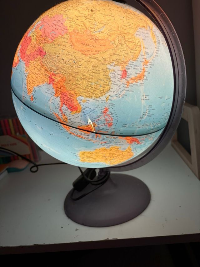 Globo terráqueo iluminado